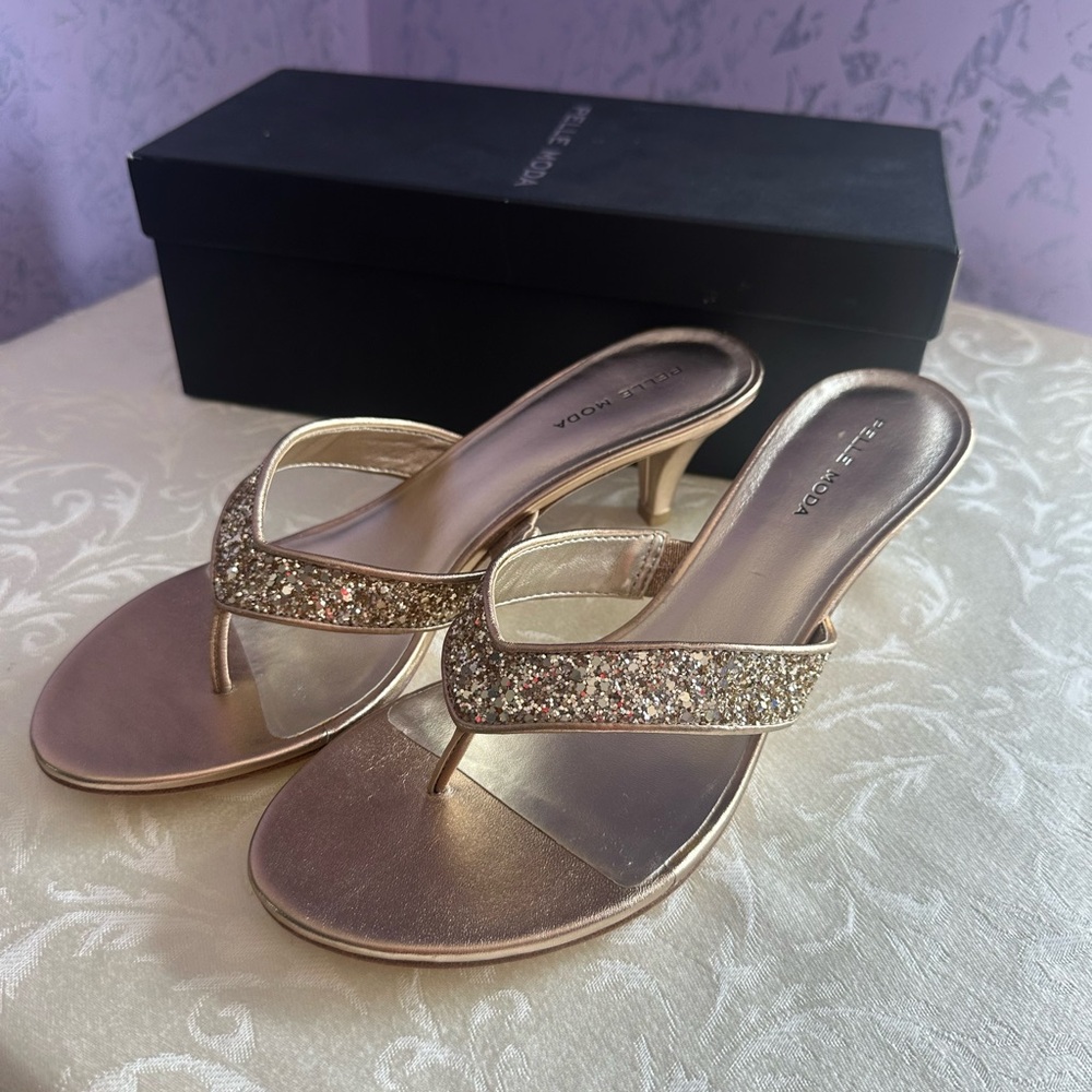 NWT Pelle Moda “Hadlin” Metallic Sandals size 9.5